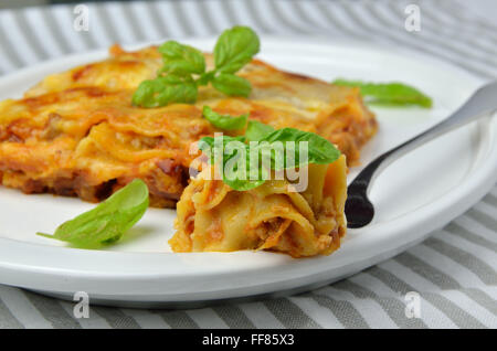 Dans un plat à lasagne avec bouchée sur fourche Banque D'Images