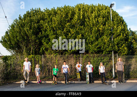 Wadebridge jeunes line jusqu'à skate et détale dans parking Lidl. WREN a donné de l'énergie communautaire financement reçu du bétail au numéro tarifaire de leur batterie solaire à un projet que la construction d'un skate park local dans la ville. Wadebridge, Cornwall. UK Banque D'Images