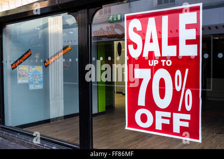 Vitrine d'une unité de vide dans le centre-ville de Middlesborough, North Yorkshire, Royaume-Uni. Les fenêtres ont encore la vente des signes sur l'écran avec tous les prix et réduit jusqu'à 70 % de rabais. Il a été forcé de fermer en raison du ralentissement économique. Banque D'Images