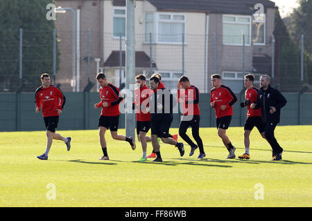 L'équipe première de Liverpool en action lors d'une séance de formation de l'équipe au sol de formation Melwood à Liverpool, nord ouest de l'Angleterre le 11 février 2016. Photo : Lindsey Parnaby/dpa Banque D'Images