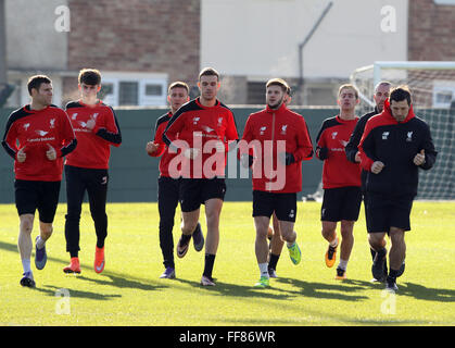 L'équipe première de Liverpool en action lors d'une séance de formation de l'équipe au sol de formation Melwood à Liverpool, nord ouest de l'Angleterre le 11 février 2016. Photo : Lindsey Parnaby/dpa Banque D'Images