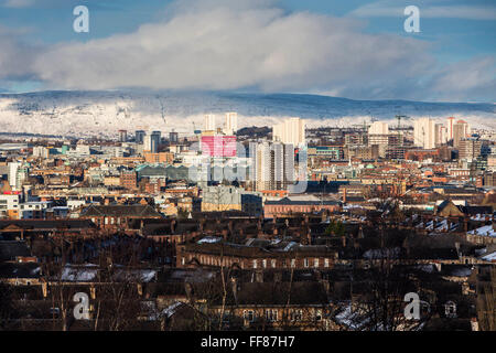 La vue sur Glasgow South Side de Queens Park. Le parc est connu pour sa vue sur le côté sud de Glasgow, avec un couvert de neige Campsie Fells en arrière-plan. Banque D'Images