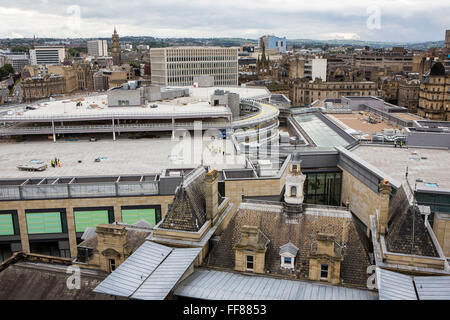 Parking sur le toit du Broadway, Bradford, un centre commercial et de loisirs construit et exploité par la société Westfield. Bradford, Yorkshire. Banque D'Images