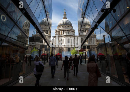 La Cathédrale St Paul d'un nouveau centre commercial. Londres. UK. La Cathédrale St Paul, à Londres, est une cathédrale anglicane, le siège de l'évêque de Londres et l'église-mère du diocèse de London. Il se trouve en haut de Ludgate Hill, le point le plus élevé de la ville de Londres. Banque D'Images