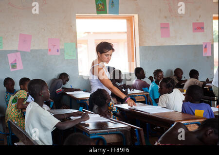 Mali, Afrique - les blancs de l'enseignement pour les enfants noirs dans une classe typique près de Bamako Banque D'Images