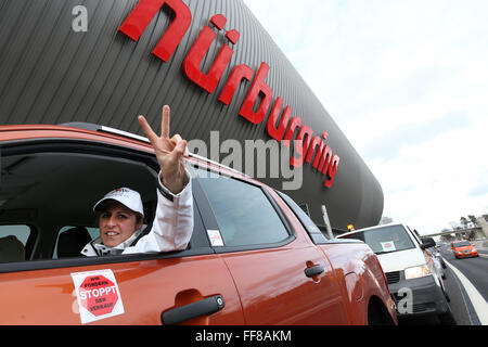 (Dossier) - Une archive photo, datée du 15 février 2014, indique Sabine Schmitz de Team Frikadelli Racing est assise dans sa voiture pendant un défilé de voiture à la piste de course de Nürburgring, en Allemagne, Nuerburg. PHOTO : THOMAS FREY/dpa Banque D'Images