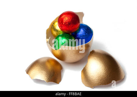 Golden Egg avec des chocolats Banque D'Images