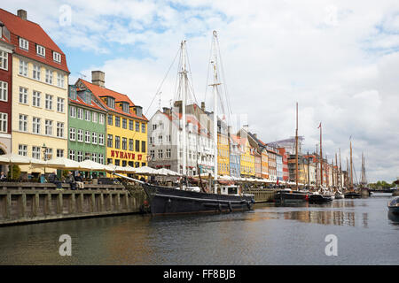 Nouveau port de Nyhavn de Copenhague 17e siècle waterfront et canal Banque D'Images