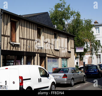 Boutiques et des véhicules à la Rue de la Vieille Gabelle, 27000 Evreux, France Banque D'Images