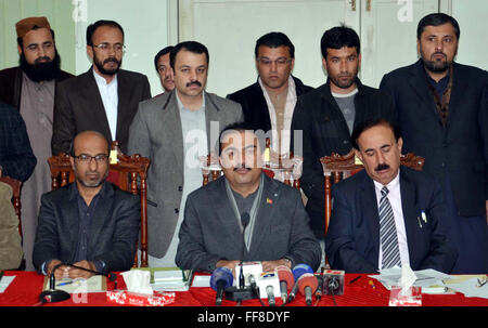 Le ministre de la Santé, du Balouchistan Mir Rehmat Saleh Baloch adresses aux personnes des médias au cours de conférence de presse au centre du rein à Quetta le Jeudi, Février 11, 2016. Banque D'Images