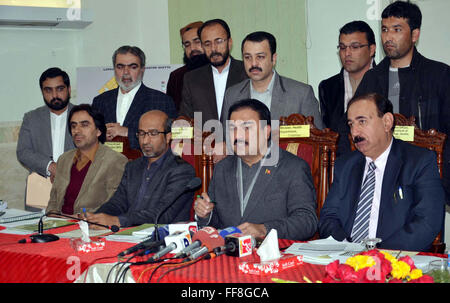 Le ministre de la Santé, du Balouchistan Mir Rehmat Saleh Baloch adresses aux personnes des médias au cours de conférence de presse au centre du rein à Quetta le Jeudi, Février 11, 2016. Banque D'Images