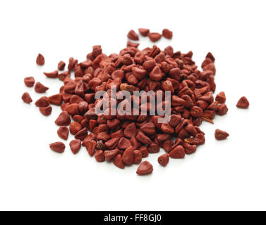 Graines, graines de rocou achiote, Bixa orellana seeds isolé sur fond blanc Banque D'Images