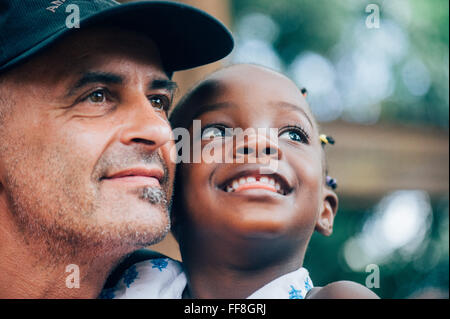 Mali, Afrique - Young caucasian man et noir jeune fille regardant vers la même direction Banque D'Images