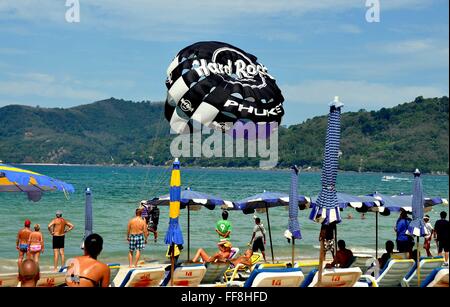 Phuket, Thailande : les amateurs de plage watch un parapentiste chute alors qu'il se prépare à décoller de la plage de Patong Banque D'Images