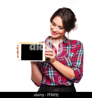 Happy smiling beautiful young woman showing blank tablet pc pour copyspace, isolé sur fond blanc Banque D'Images