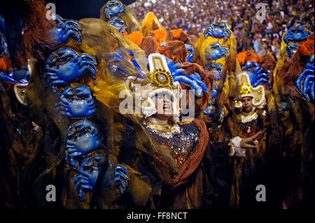 Un danseur avec l'école de samba Vila Isabel effectue dans le Sambadrome pendant le Carnaval de Rio le 8 février 2016 à Rio de Janeiro, Brésil. Vila Isabel's parade thème cette année a été une ode au Brésil du nord de l'état de Pernambuco, l'un des plus durement touchés par le virus Zika. Banque D'Images