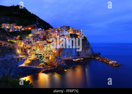 Manarola dans la soirée, Cinque Terre, Italie Banque D'Images