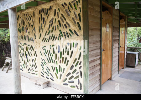 Bouteilles réutilisables à des toilettes au chemin de fer Driving Creek et poteries.péninsule de Coromandel, île du Nord, Nouvelle-Zélande, NZ, Banque D'Images