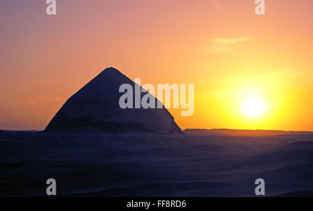 La pyramide rhomboïdale au coucher du soleil - 26e siècle avant J.-C., dashur, l'Égypte, l'Afrique Banque D'Images