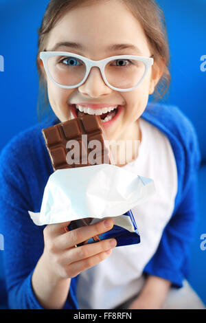 J'aime le chocolat .... La fille de mordre une barre de chocolat Banque D'Images