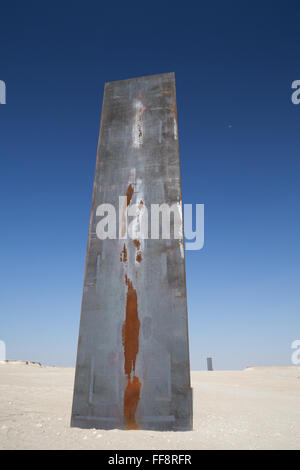 Une partie de l'art de l'ouest / est-ouest de l'installation, dans le désert du Qatar par le sculpteur Richard Serra. Banque D'Images
