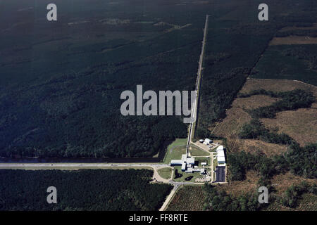 (160211) -- WASHINGTON, 11 février (Xinhua) -- File photo montre l'interféromètre laser à ondes gravitationnelles LIGO (observatoire) à Livingston, en Louisiane, aux États-Unis. Des scientifiques américains a déclaré jeudi qu'ils ont détecté l'existence d'ondes gravitationnelles, qui avaient été prédites par Albert Einstein de la théorie de la relativité générale il y a 100 ans. (Xinhua/Caltech/MIT/Laboratoire LIGO) Banque D'Images