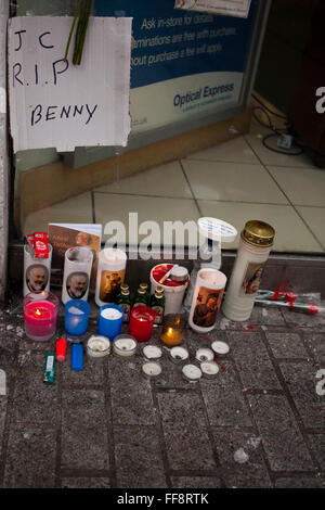 Donegall Place, Belfast, 11 février 2016. L'endroit où l'homme sans-abri Belfast "Jimmy" est décédé tôt le dimanche matin. Hommages de fleurs, des cartes et des bougies ont été laissés sur les lieux Crédit : Bonzo/Alamy Live News Banque D'Images