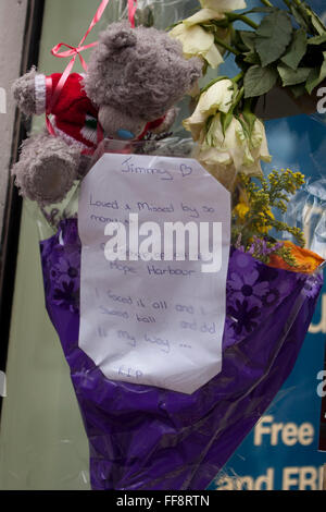 Donegall Place, Belfast, 11 février 2016. Des fleurs et un ours à gauche à l'endroit où l'homme sans-abri Belfast "Jimmy" est décédé tôt le dimanche matin. Credit : Bonzo/Alamy Live News Banque D'Images