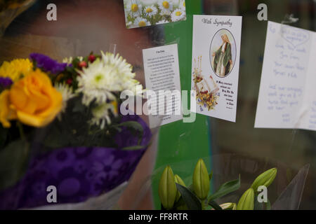Donegall Place, Belfast, 11 février 2016. Une carte de condoléances et des fleurs à l'endroit où l'homme sans-abri Belfast "Jimmy" est décédé tôt le dimanche matin. Credit : Bonzo/Alamy Live News Banque D'Images