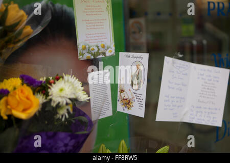 Donegall Place, Belfast, 11 février 2016. Une carte de condoléances et des fleurs à l'endroit où l'homme sans-abri Belfast "Jimmy" est décédé tôt le dimanche matin. Credit : Bonzo/Alamy Live News Banque D'Images