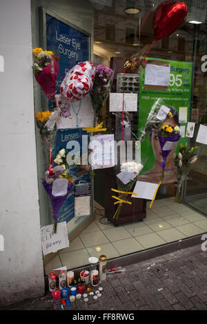Donegall Place, Belfast, 11 février 2016. L'endroit où l'homme sans-abri Belfast "Jimmy" est décédé tôt le dimanche matin. Hommages de fleurs, des cartes et des bougies ont été laissés sur les lieux Crédit : Bonzo/Alamy Live News Banque D'Images
