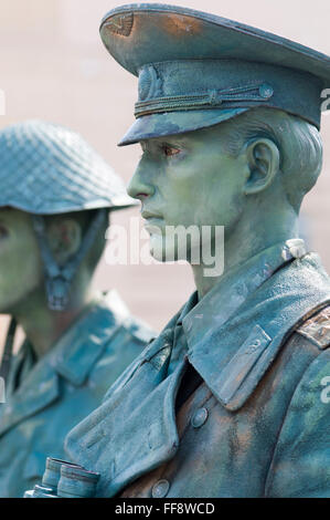 Homme vêtu de l'Allemagne de l'ANV (peuples autochtones) de l'Armée de travail uniforme comme une "statue vivante" à Berlin, Allemagne Banque D'Images