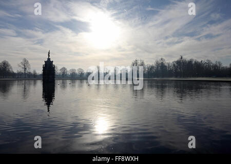 Matin brumeux Bushy Park, Londres, UK. 11 février 2016. Avec la nuit tomber en dessous de zéro degrés c'était un frosty et misty pour la journée, Bushy Park, près de Hampton Court dans le sud ouest de Londres. Réflexions sur la Fontaine de Diana. Credit : Julia Gavin UK/Alamy Live News Banque D'Images