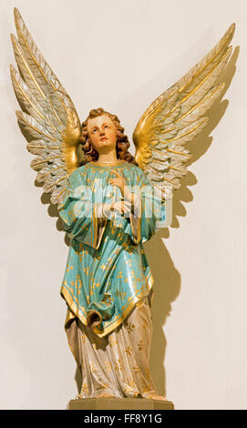 BANSKA Stiavnica, Slovaquie - 5 février, 2015 : La statue polychrome sculpté d'angel à st. Église de 19 Elizabeth. 100. Banque D'Images