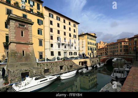 Bateaux le long du Royal Canal, Venise Nuovo trimestre, la ville de Livourne, Toscane, Italie, Europe. Banque D'Images