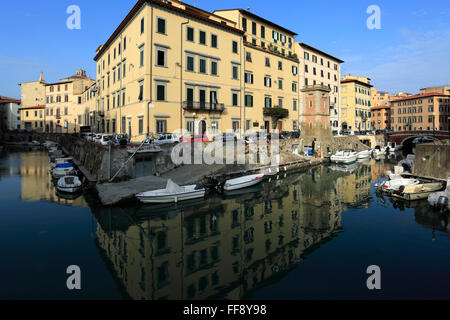 Bateaux le long du Royal Canal, Venise Nuovo trimestre, la ville de Livourne, Toscane, Italie, Europe. Banque D'Images