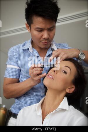 Une femme qui a son maquillage et cheveux faits avant son mariage, Phuket, Thaïlande. Banque D'Images