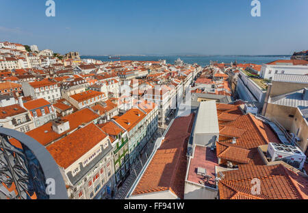 Vue de la Rua Aurea et le centre-ville de Lisbonne Pombaline du niveau supérieur de Santa Terrasse Ascenseur juste, Lisbonne, Portugal Banque D'Images