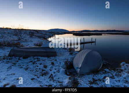 La lumière tôt le matin et des barques sur le lac Thingvallavatn en Islande Banque D'Images