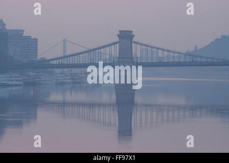 Silhouette du pont à chaînes Széchenyi et Elizabeth Bridge au lever du soleil, Budapest, Hongrie Banque D'Images