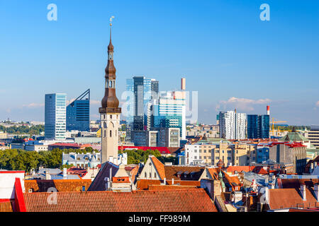 Skyline de Tallinn, Estonie Vue urbaine avec des bâtiments historiques et modernes. Banque D'Images