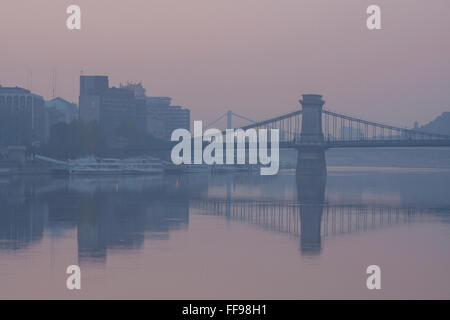 Silhouette du pont à chaînes Széchenyi et Elizabeth Bridge au lever du soleil, Budapest, Hongrie Banque D'Images