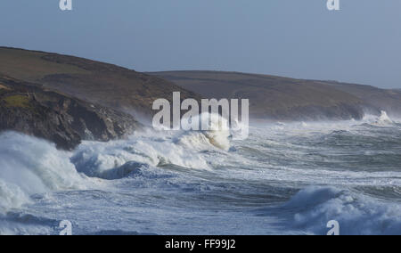 Des vagues de tempête tempête pendant l'imogen à Cornwall Porthleven Banque D'Images