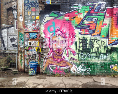 Graffiti sur un mur à l'bâtiments industriels abandonnés de la matière-Gelande à Berlin, Allemagne. Banque D'Images