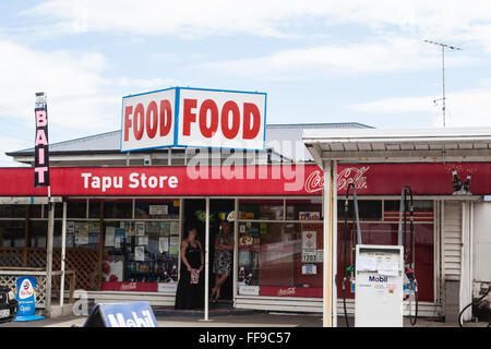 Signe de l'alimentation à station-magasin à Tapu, côté ouest de la péninsule de Coromandel, île du Nord, Nouvelle-Zélande, Pacifique. Banque D'Images