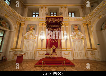 La Pologne, la ville de Varsovie, le Château Royal de l'intérieur, trône dans la chambre des sénateurs Banque D'Images