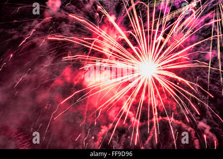 D'artifice pour célébrer le Nouvel An sur le Balcon de Europa à Nerja Andalousie Espagne Banque D'Images