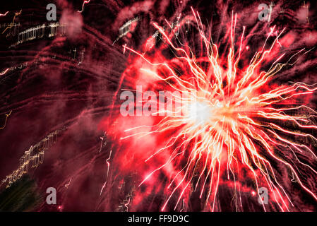 D'artifice pour célébrer le Nouvel An sur le Balcon de Europa à Nerja Andalousie Espagne Banque D'Images