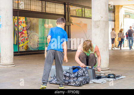 Musicien de rue dans la ville de Winchester, Hampshire Banque D'Images