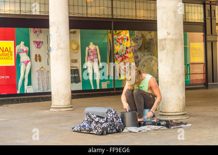 Musicien de rue dans la ville de Winchester, Hampshire Banque D'Images